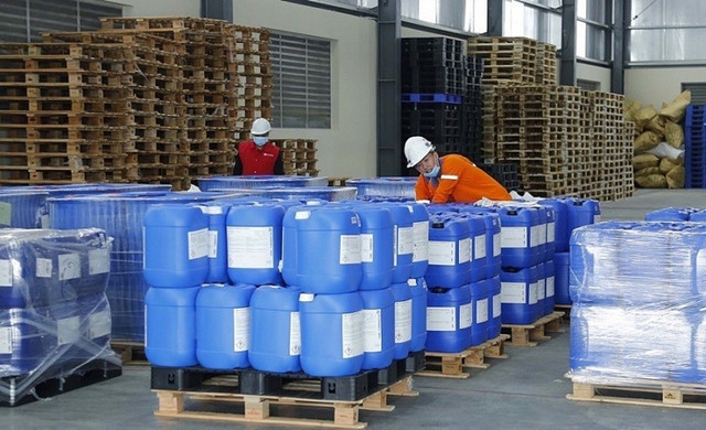 Nhiều doanh nghiệp phản ánh gặp nhiều vướng mắc với thủ tục nhập khẩu hoá chất.