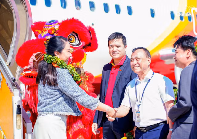 Lãnh đạo Công ty Cổ phần Nhà ga quốc tế Cam Ranh chào mừng du khách Thái Lan đến Khánh Hòa.