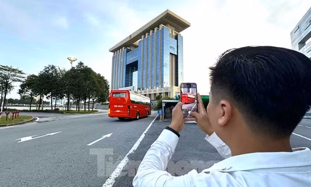 Xe đưa rước cán bộ đến điểm đón tại Trung tâm hành chính tỉnh Bình Dương cũ