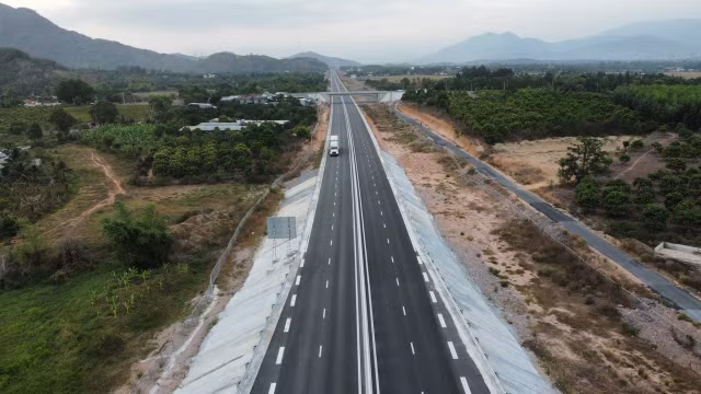 Cao tốc Nha Trang - Cam Lâm. Ảnh: Lữ Hồ.