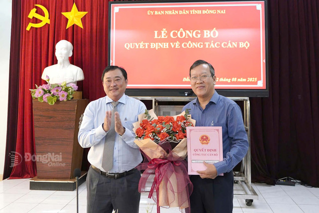 Ông Lê Anh Đức, Hiệu trưởng Trường đại học Đồng Nai nhận quyết định tại buổi lễ. Ảnh: CTV