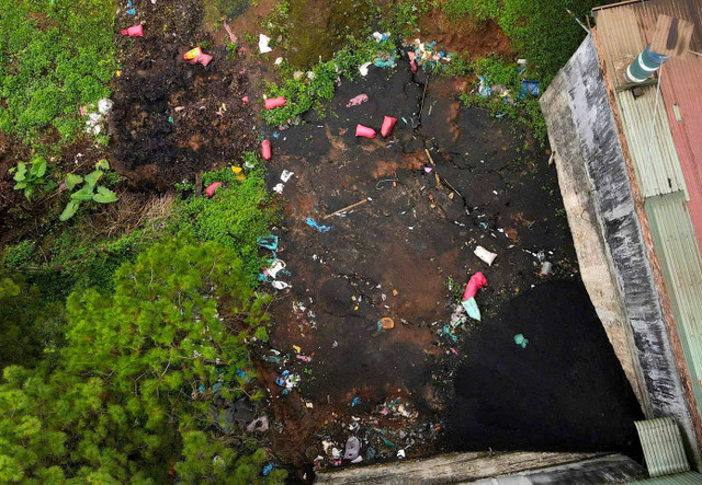 Rác thải phía sau kho xưởng. Rác thải phía sau kho xưởng.