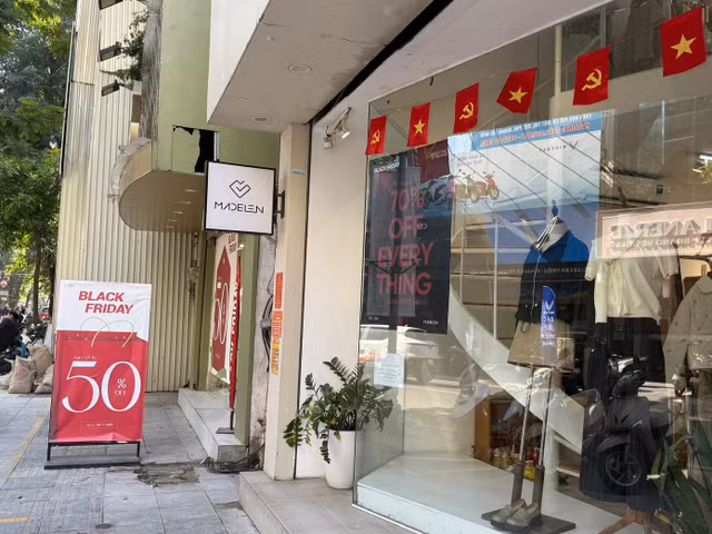 Cửa hàng mặt phố trên tuyến phố thời trang nổi tiếng ở Hà Nội tương đối vắng vẻ.