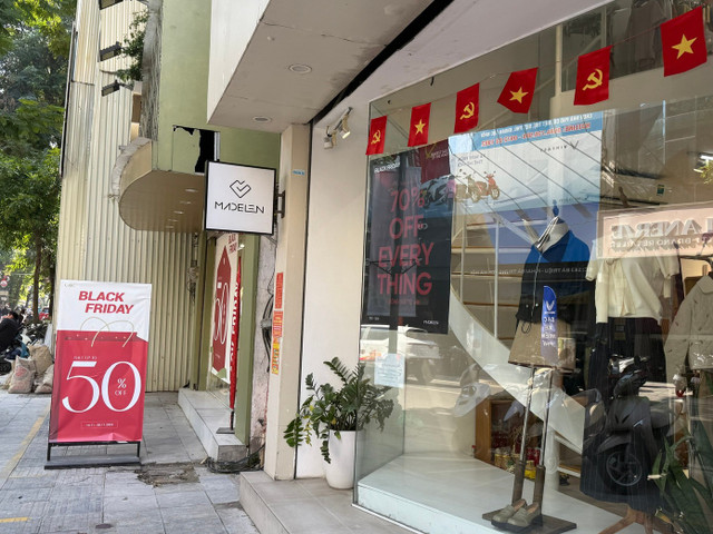 Cửa hàng mặt phố trên tuyến phố thời trang nổi tiếng ở Hà Nội tương đối vắng vẻ.