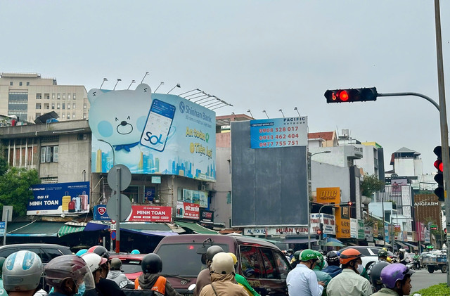 Phương tiện giao thông phi phạm chủ yếu từ người đi xe máy. Ảnh: Phạm Giang