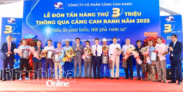 Đồng chí Nguyễn Khắc Toàn cùng lãnh đạo Tổng Công ty Hàng hải Việt Nam và Công ty Cổ phần Cảng Cam Ranh tặng hoa cảm ơn các khách hàng và chủ tàu.