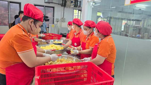 Tổ chức bữa ăn bán trú tại một trường tiểu học ở phường Vĩnh Hưng, Hà Nội