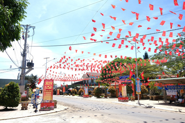 Các tuyến đường xã Bảo Lâm 4 được trang hoàng rực rỡ cờ hoa, chào mừng ngày bầu cử