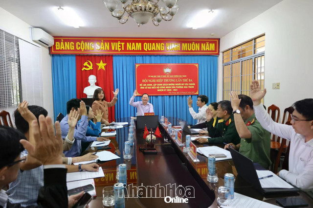 Các đại biểu biểu quyết thông qua danh sách chính thức những người đủ tiêu chuẩn ứng cử đại biểu HĐND phường nhiệm kỳ 2026 - 2031.