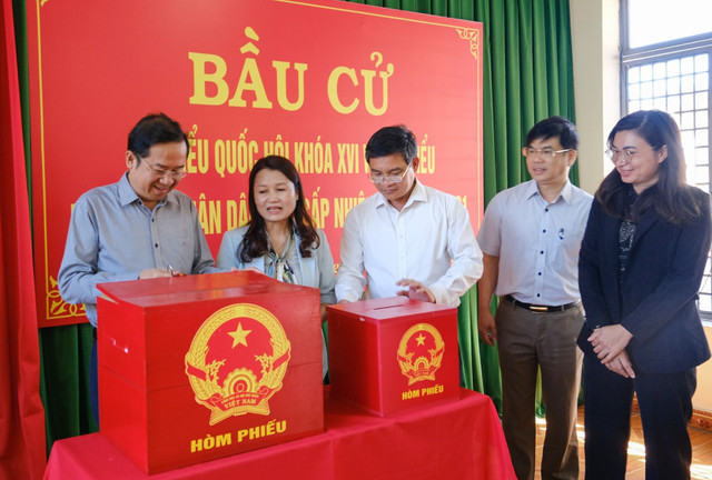 Trưởng Ban Tổ chức Tỉnh ủy Tôn Thiện Đồng kiểm tra công tác chuẩn bị bầu cử tại xã Bảo Lâm 5