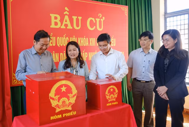 Trưởng Ban Tổ chức Tỉnh ủy Tôn Thiện Đồng kiểm tra công tác chuẩn bị bầu cử tại xã Bảo Lâm 5