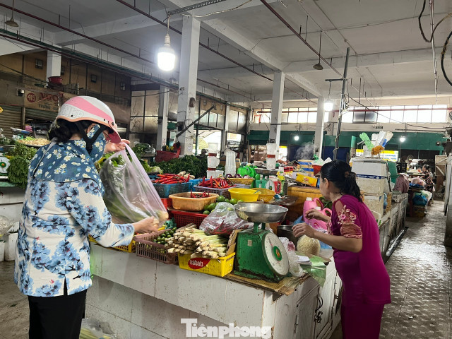 Nhiều loại hành lá, rau nêm từ 30.000 đồng/kg đã vọt lên gần cả trăm nghìn đồng/kg mà vẫn không có hàng