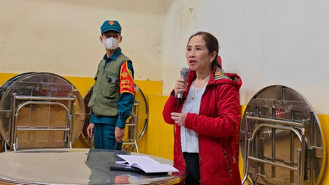 Bà Nguyễn Thái Quỳnh Nga tại buổi trao đổi với phụ huynh vào tối 18/9. Bà Nguyễn Thái Quỳnh Nga tại buổi trao đổi với phụ huynh vào tối 18/9.