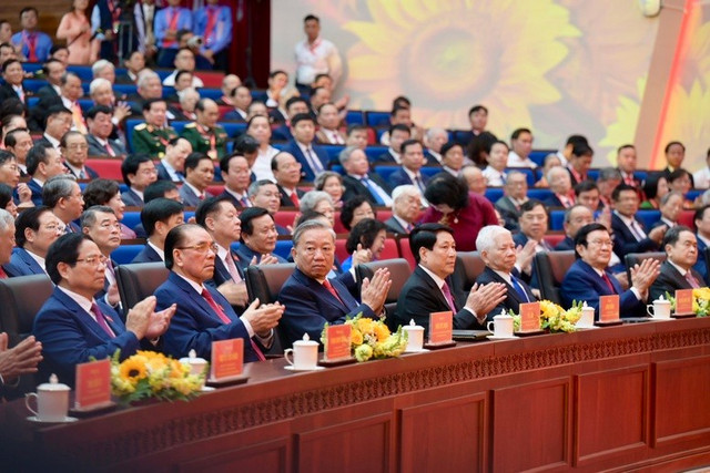 Tổng Bí thư Tô Lâm, Chủ tịch nước Lương Cường, Thủ tướng Phạm Minh Chính, Chủ tịch Quốc hội Trần Thanh Mẫn và các đồng chí nguyên lãnh đạo Đảng, Nhà nước dự phiên khai mạc Đại hội Đại biểu Đảng bộ TPHCM lần thứ I, nhiệm kỳ 2025-2030 Tổng Bí thư Tô Lâm, Chủ tịch nước Lương Cường, Thủ tướng Phạm Minh Chính, Chủ tịch Quốc hội Trần Thanh Mẫn và các đồng chí nguyên lãnh đạo Đảng, Nhà nước dự phiên khai mạc Đại hội Đại biểu Đảng bộ TPHCM lần thứ I, nhiệm kỳ 2025-2030