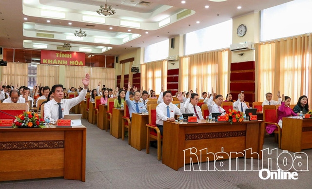 Các đại biểu biểu quyết thông qua chương trình kỳ họp.