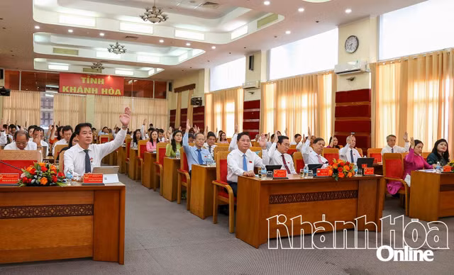 Các đại biểu biểu quyết thông qua chương trình kỳ họp.