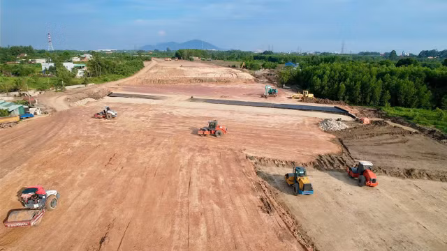 Một số đoạn đang thi công đắp nền đường gặp nhiều khó khăn do thời tiết mưa nhiều trong tháng 5 vừa qua