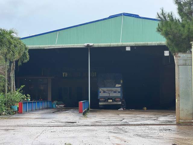 Ghi nhận của phóng viên ngày 28/10, có một số người, xe tải ở kho xưởng của công ty. Ghi nhận của phóng viên ngày 28/10, có một số người, xe tải ở kho xưởng của công ty.