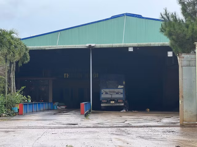 Ghi nhận của phóng viên ngày 28/10, có một số người, xe tải ở kho xưởng của công ty.