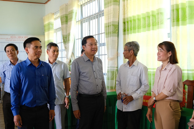 Trưởng Ban Tổ chức Tỉnh ủy Tôn Thiện Đồng kiểm tra công tác chuẩn bị bầu cử tại xã Bảo Lâm 4