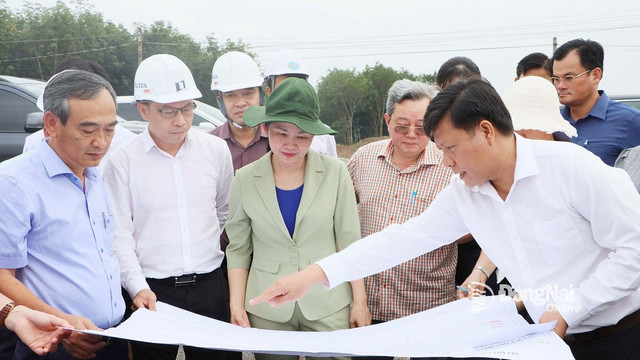 Lãnh đạo tỉnh Đồng Nai kiểm tra công tác giải phóng mặt bằng Dự án cao tốc Bắc - Nam phía Tây đoạn Gia Nghĩa - Chơn Thàn (ảnh: Xuân Túc)