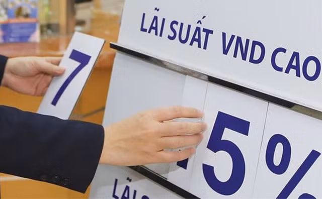 Các ngân hàng tăng lãi suất cao kỳ hạn 12 tháng.