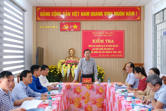 Đồng chí Tôn Thiện Đồng, Ủy viên Ban Thường vụ Tỉnh ủy, Trưởng Ban Tổ chức Tỉnh ủy, Tổ trưởng Tổ kiểm tra số 3 kiểm tra công tác chuẩn bị bầu cử tại xã Bảo Lâm 4