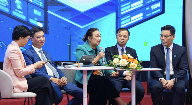 Đại diện cơ quan quản lý, chuyên gia tư vấn, giải đáp tới hộ kinh doanh.