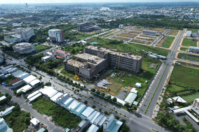 Sau gần 8 năm khởi công, Dự án Bệnh viện Ung bướu Cần Thơ - công trình y tế trọng điểm của cả vùng, với vốn đầu tư hơn 1.700 tỷ đồng vẫn ngổn ngang. Công trình mới xong phần thô rồi dừng thi công từ năm 2022 tới nay. Kết luận mới đây của Thanh tra Chính phủ chỉ ra nhiều vi phạm, kiến nghị kiểm điểm lãnh đạo thành phố cùng các nhân, đơn vị liên quan. Trong khi người dân vẫn mòn mỏi chờ một bệnh viện chuyên khoa ung bướu đúng nghĩa được đưa vào sử dụng.