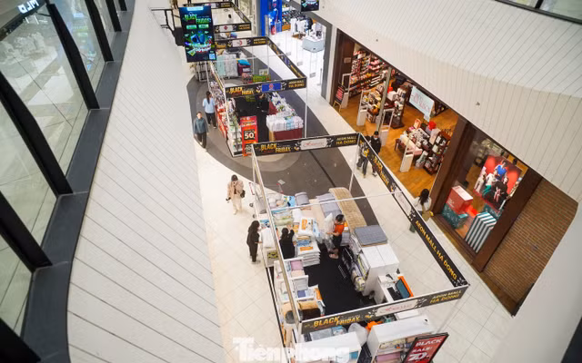 Nhiều chủ cửa hàng cho rằng, Black Friday đã giảm sức hút do cạnh tranh trực tiếp với các sàn thương mại điện tử. Mua sắm online tiện lợi và được giảm giá liên tục đã thay thế việc chờ đợi các ưu đãi tại cửa hàng truyền thống.