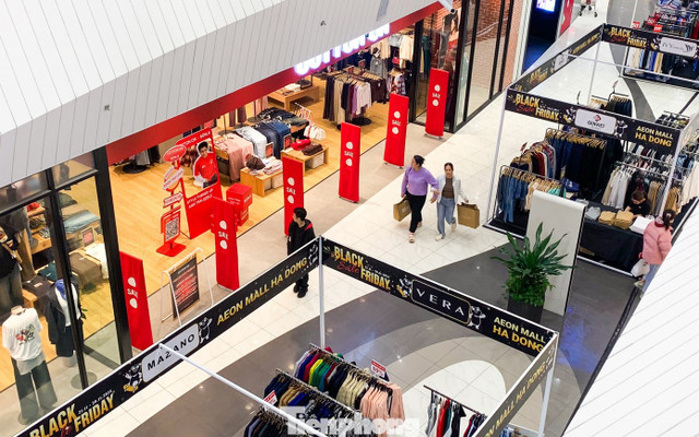 Trái ngược hoàn toàn với kỳ vọng về một mùa mua sắm sôi động, thị trường cuối năm đang ghi nhận thực tế &quot;ảm đạm, đìu hiu&quot;. Nhiều gian hàng gần như vắng bóng khách, dù các chương trình giảm giá được treo dày đặc. Hình ảnh ghi nhận tại một trung tâm thương mại lớn ở Hà Đông.