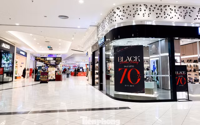 Trong đợt cao điểm Black Friday, các gian hàng tại trung tâm thương mại đồng loạt tung mức giảm giá "khủng". Nhiều nơi áp dụng chiết khấu sâu, lên tới 70% thậm chí là 90%.