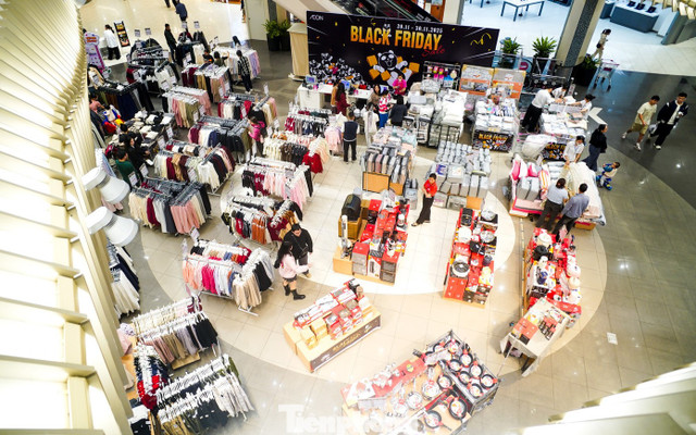 Dù nằm ngay tại khu sảnh lớn, vị trí đắc địa nhất trung tâm thương mại, cửa hàng này vẫn vắng bóng khách ghé thăm.