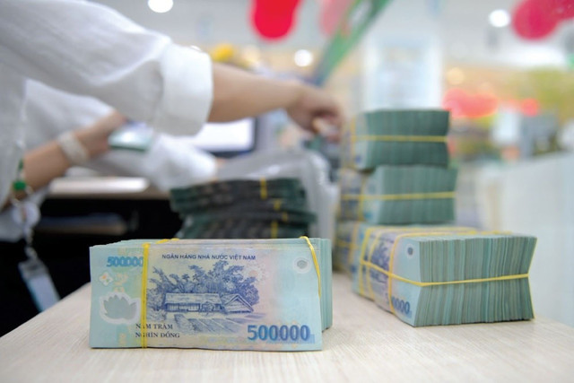 Tiền gửi của người dân vẫn "chảy" vào hệ thống ngân hàng. Tiền gửi của người dân vẫn "chảy" vào hệ thống ngân hàng.