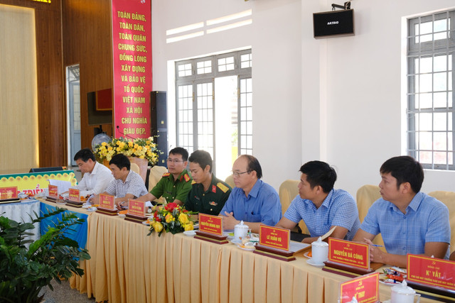 Đại diện lãnh đạo các cơ quan, đơn vị xã Bảo Lâm 5 tham dự buổi làm việc