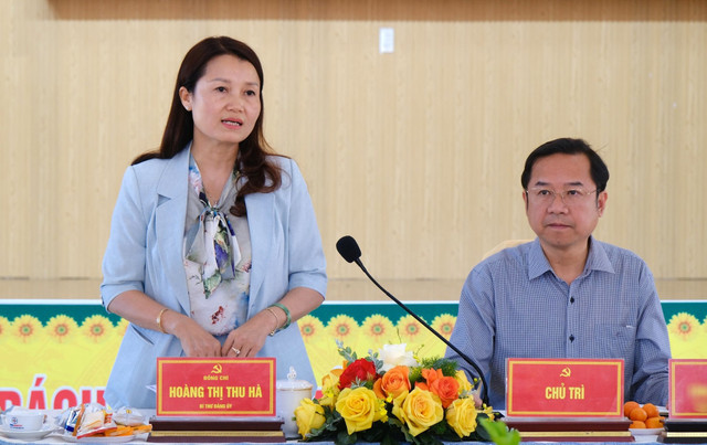 Đồng chí Hoàng Thị Thu Hà, Bí thư Đảng ủy xã Bảo Lâm 5 báo cáo công tác chuẩn bị bầu cử trên địa bàn