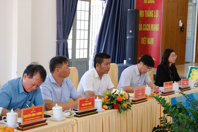 Đại diện lãnh đạo các cơ quan, đơn vị xã Bảo Lâm 5 tham dự buổi làm việc