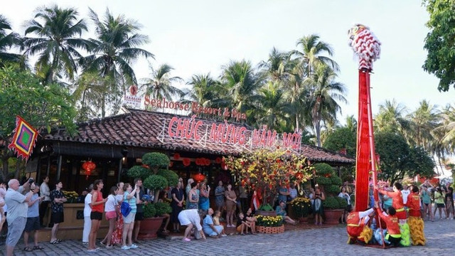 Du khách xem múa lân