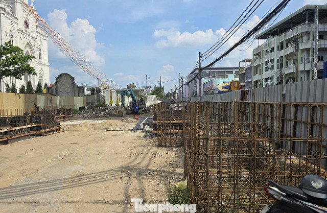 Công trường Dự án mở rộng Quốc lộ 91 thi công chậm trễ do thiếu mặt bằng.