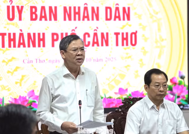 Chủ tịch Trương Cảnh Tuyên phát biểu tại cuộc họp.