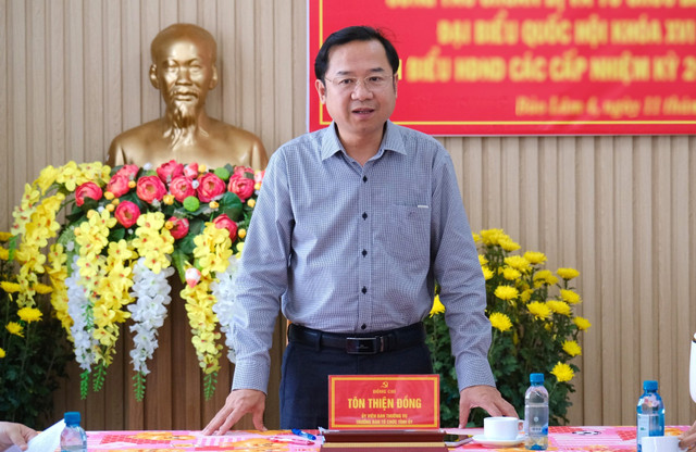 Đồng chí Tôn Thiện Đồng, Ủy viên Ban Thường vụ Tỉnh ủy, Trưởng Ban Tổ chức Tỉnh ủy, Tổ trưởng Tổ kiểm tra số 3 yêu cầu xã Bảo Lâm 4 tiếp tục rà soát kỹ các khâu chuẩn bị, bảo đảm đầy đủ cơ sở vật chất, tài liệu phục vụ bầu cử