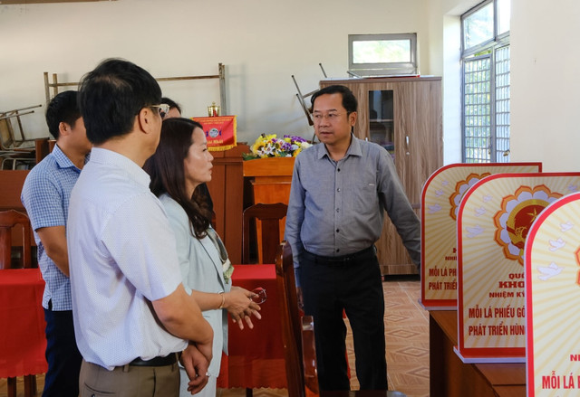 Trưởng Ban Tổ chức Tỉnh ủy Tôn Thiện Đồng kiểm tra công tác chuẩn bị bầu cử tại xã Bảo Lâm 5