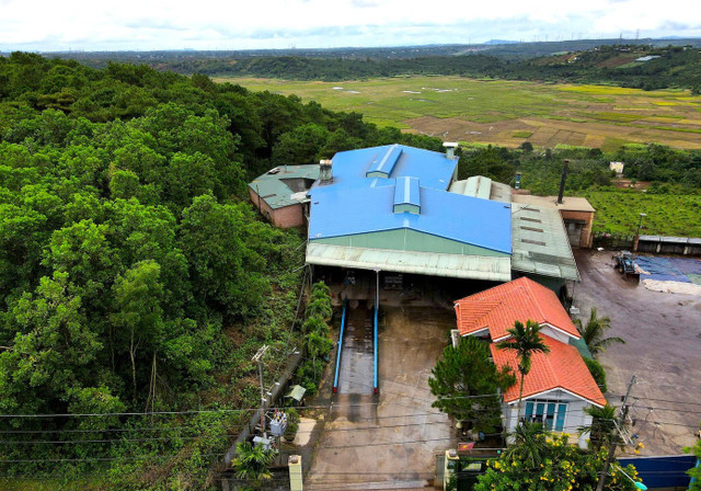 Kho xưởng có lắp đặt cân ô tô, hệ thống camera. Kho xưởng có lắp đặt cân ô tô, hệ thống camera.