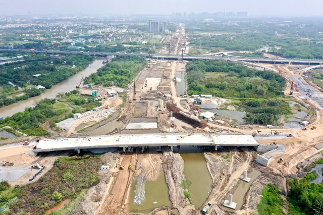 Sau 10 tháng, giải ngân vốn đầu tư công mới đạt hơn 52% kế hoạch.