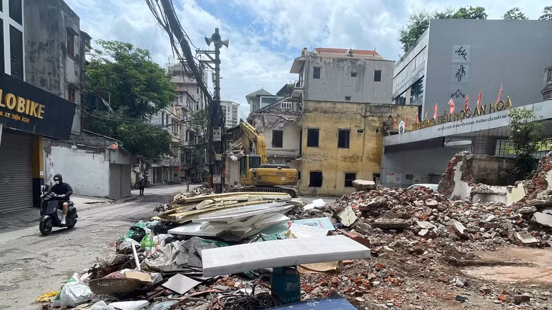 Ngõ 381 Nguyễn Khang tháo dỡ để mở rộng, giảm ùn tắc khu vực phía Tây Hà Nội