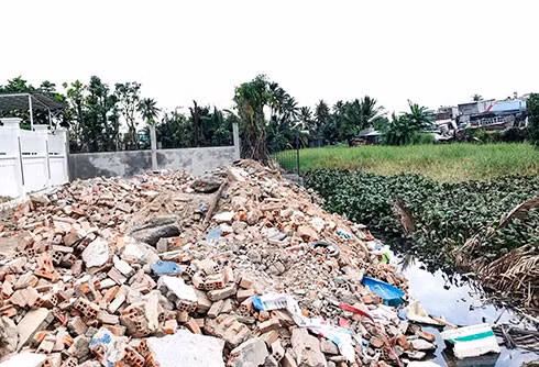 Sông Kim Bồng tại Khánh Hòa đổi màu đen kịt, rác ngập tràn