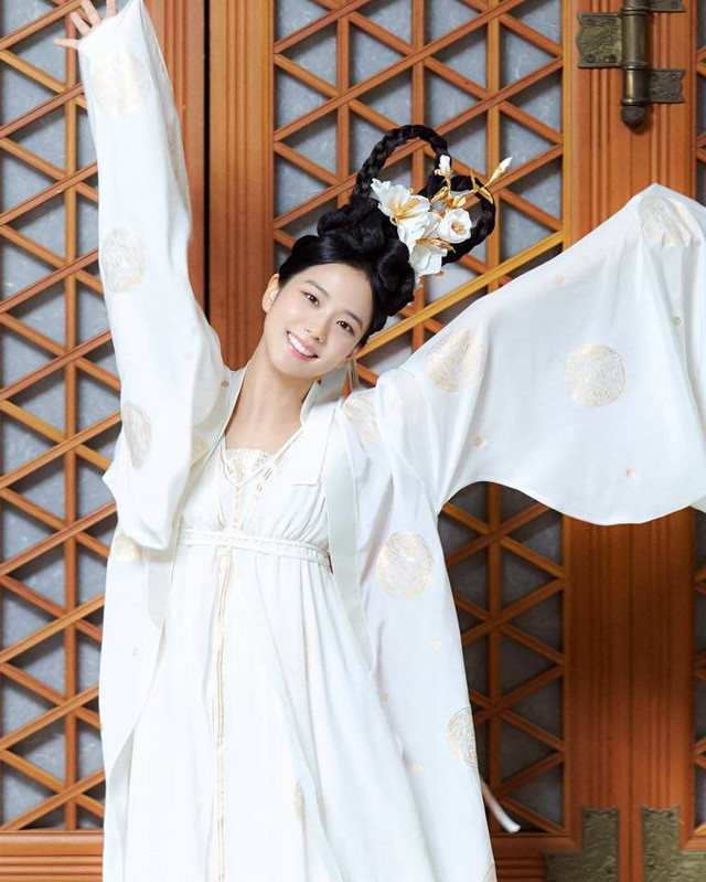 Jisoo duyên dáng trong phục trang &#34;Hằng Nga&#34; ảnh 4