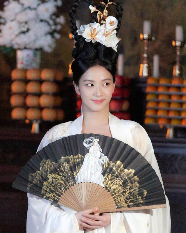 Jisoo duyên dáng trong phục trang &#34;Hằng Nga&#34; ảnh 2