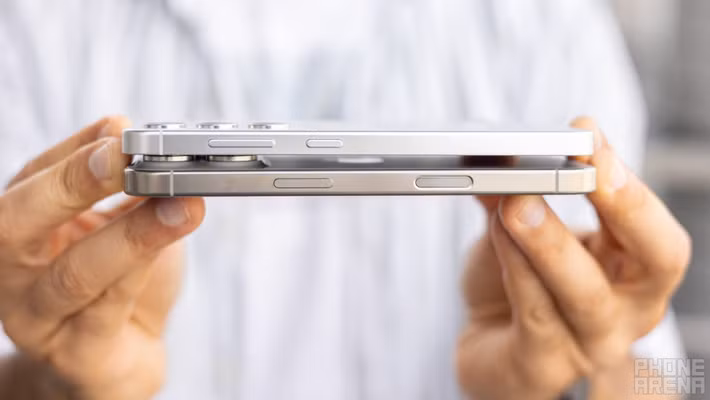 Bên trong, iPhone 17 Air nhiều khả năng sẽ được trang bị chip A19 tiến trình 2 nm siêu mạnh của Apple, dù thách thức về tản nhiệt cho một thiết kế mỏng là không nhỏ. Galaxy S25 Edge sử dụng chip Snapdragon 8 Elite Mobile Platform for Galaxy, đi kèm hệ thống tản nhiệt buồng hơi.