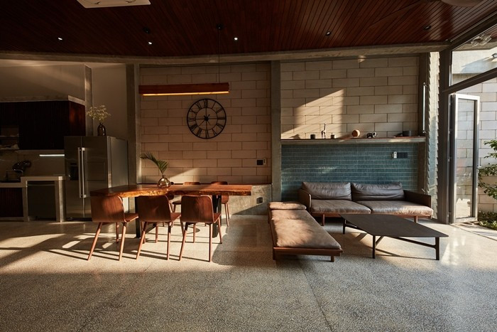 Nhờ giải pháp này, không gian bên trong luôn tràn ngập ánh sáng và gió, đồng thời tăng sự riêng tư khi mặt tiền được xoay chéo so với trục đường hẻm. Ảnh: Thiết Vũ